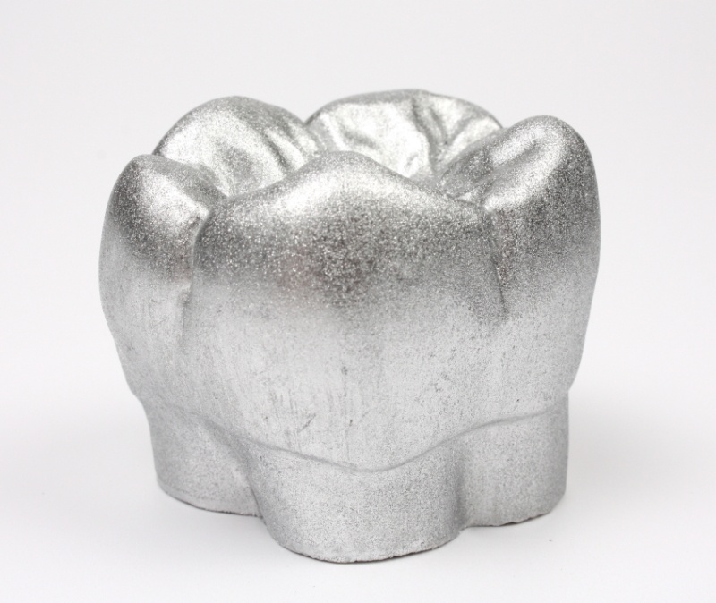 Metal dental restoration