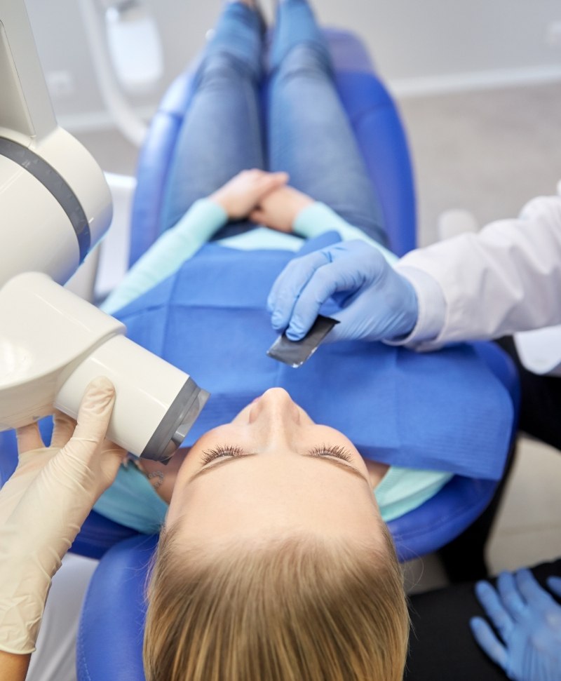 Dentist treating dental emergency patient