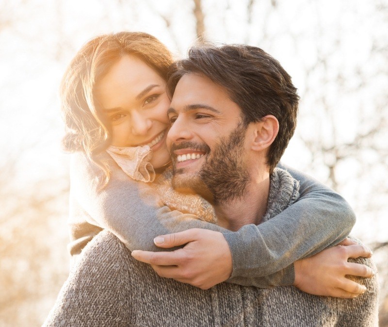 Man and woman with veneers smiling together